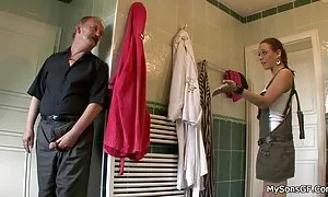 Die Mädchen fanden einen Job als Kammerdiener, aber innerhalb der ersten Woche beschließen die hübschen Mädchen, es im Schlafzimmer anzuprobieren. Als die Dame des Hauses sah pornos mit älteren frauen kostenlos diese Idee sofort entstehen, um das ungezogene Mädchen zu bestrafen. Dieses Mädchen sanft in seine Schuld und ihr Mann Hut von Capron.