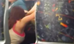 Ein junger Patlatny liegt im Bett, dass die Frau in Strümpfen wartet. Sie fangen sofort an, sich zu kuscheln. Einen Schwanz essen und dann für ein 