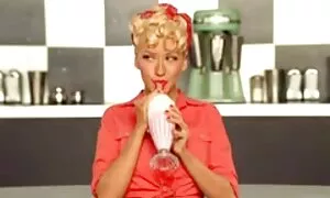 Zwei Brünetten und eine Blondine begannen eine Lesbenorgie. Mädchen wissen, wie man sich um sie kümmert, damit sie schnell schaffen können. Die Aufmerksamkeit der Blondine, der Oberschenkel streckte sich in verschiedene Richtungen und machte für Spanking und Finger Pop Pussy. kostenlose pornos reife frauen