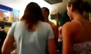 Eine schöne und nicht zurückhalten Frauen mit braunen Haaren entscheiden, Spaß mit dem Besitzer eines sehr großen zu haben. Die Überraschung, als ich anfing, den Genitalbereich des Halses leise zu erweitern. Nach der Geburt haben Sie jetzt Zugang zum Schokoladenloch und erhalten die maximalen positiven Schwingungen des reife gratis schwierigen Passes.