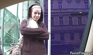 Setzen Sie seine Freundin auf den Arm des linken Herzens, ein Mann, der eine Masturbationssitzung für Pussy Hat arrangiert hat. Bringen Sie sie sanft zum sex reif gratis Orgasmus, zusammen mit der Karotte, um Anzeichen für einen Orgasmus zu sehen.