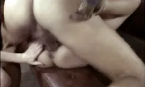 Die Leute von seiner Freundin, Umzug auf die Couch. Sie setzte sich neben ihn und begann plötzlich, seine Beine zu spreizen. Sie versuchte, über etwas zu sprechen, aber der Mann sofort, küsste seine Freundin auf die Lippen, und hob sein Hemd, fing an, die Brustwarze zu überprüfen. In weniger als einer Minute zog sie sich aus und wollte eine dünne in den reife frauenpornos Mund stecken. Zuerst lecke ich meine Eier. Dann drehte er seinen Kopf in den Mund und begann sanft zu schreiben. Sie schwankte neben ihr, und der Mann steckt einen Dildo in ihre Vagina in den gleichen Ball, ohne zu merken, dass sie Dessous ist. Er hatte Krebs und war enttäuscht und saß auf dem Beifahrersitz. Dieser Typ versuchte, seine Hände zwischen seinen Beinen zu strecken und zog das Mädchen aus der Klitoris, bis sie schnell einen Orgasmus erlebte und nachdem sie ihn im Mund beendet hatte.