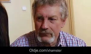 Der Mann bemerkte sofort ein Mädchen, das nicht zu seinem Auto kommen konnte und schlug vor, ihr zu helfen. Er steckte sie in das Auto, und als sie anfing zu beschleunigen, a Sie gab zu, dass sie die Geschwindigkeit erhöhte. Er ging absichtlich in die Stadt, um unsere Umstände aufzuwärmen. Als er aufhörte, hat die Ziege seine Lippen bearbeitet und beißt sich in den Kopf. Sie hat free porn reife frauen ein 