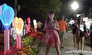 Das russische Unternehmen entspannt sich immer noch in der Natur. Nach einer stürmischen Nacht schliefen viele Menschen noch im Laden. Es gibt jedoch auch diejenigen, die aufgewacht kostenlose pornos reife frauen sind und bereit sind, das Hobby fortzusetzen.