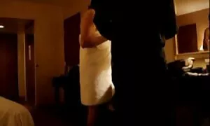 Schwarze Haare sex, fühlt sich wohl auf der couch zu liegen, um Sie. Ein Autofahrer legte ein 