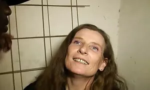 Eine sehr hübsche Blondine mit einem schlanken Körper und einem beeindruckenden Titten ziehen leicht BHS, Höschen, angezogen geile reife ladys von ihrem Charme. Die schöne, sich in die Masturbation zu schleichen, also die Spitzen ihrer Finger, Lippen, rasieren sich mit den Fingern und machen ein kleines Loch.